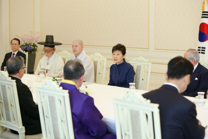 President Park said she feels deeply responsible for the tragedy at the meeting with religious leaders on May 2 at Cheong Wa Dae. (photo: Cheong Wa Dae)