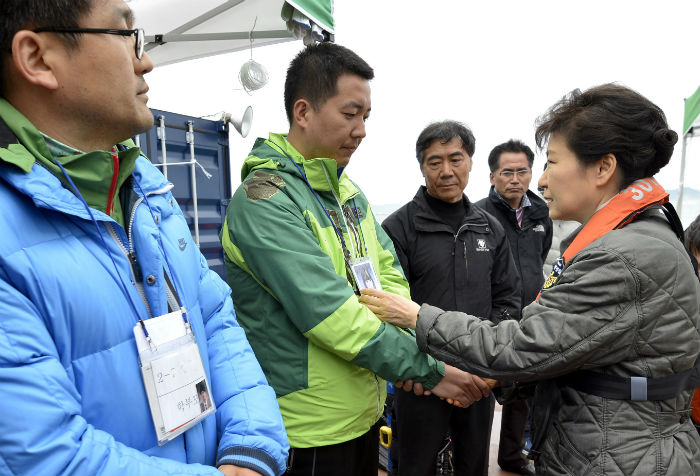 President Park Geun-hye consoles the families of the passengers of the ferry Sewol on May 4. (photo: Yonhap News)