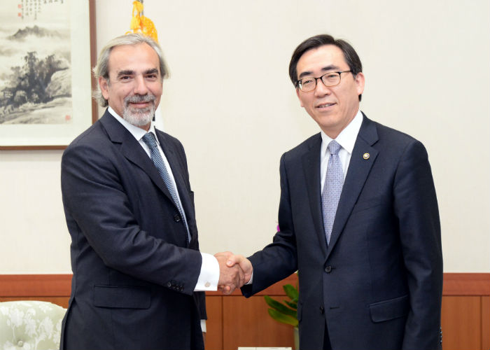 Vice Minister Cho Tae-yul (right) shakes hands with his Uruguayan counterpart Luis Porto during the Joint Economic Commission on May 13. (photo courtesy of the Ministry of Foreign Affairs)