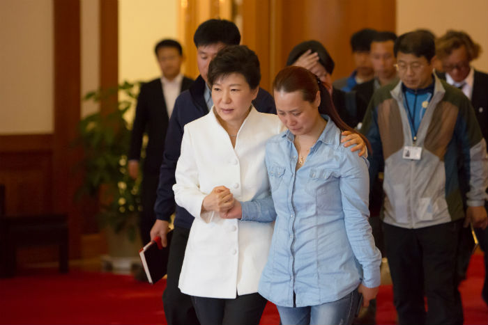 President Park Geun-hye gives solace to one of the bereaved family members who visited Cheong Wa Dae on May 16. (photo: Cheong Wa Dae)