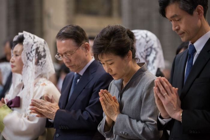 President Park Geun-hye attends a mass at Myeongdong Cathedral on May 18, praying for the victims of the Sewol disaster and their bereaved families. (photo: Cheong Wa Dae) 