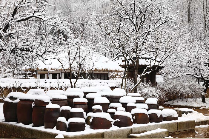 A picture of a traditional home with its jangdokdae, at the Korean Folk Village in Yongin, Gyeonggi-do (Gyeonggi Province).