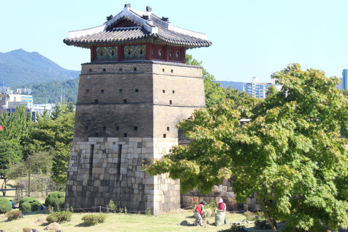 The Hwaseong Fortress in Suwon is on UNESCO's world heritage list. Built during the Joseon Dynasty, the fortress shows a mixture of both Eastern and Western military technologies. 