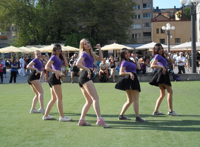 Fans hold a flash mob prior to 4Minute's debut concert in Sweden. (photo: Yonhap News)