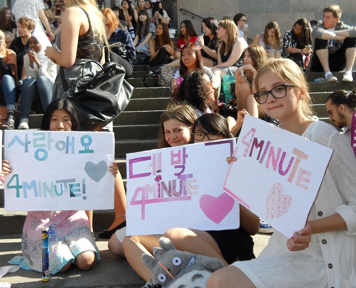 Fans hold home-made signs welcoming 4Minute to Stockholm. (photo: Yonhap News)