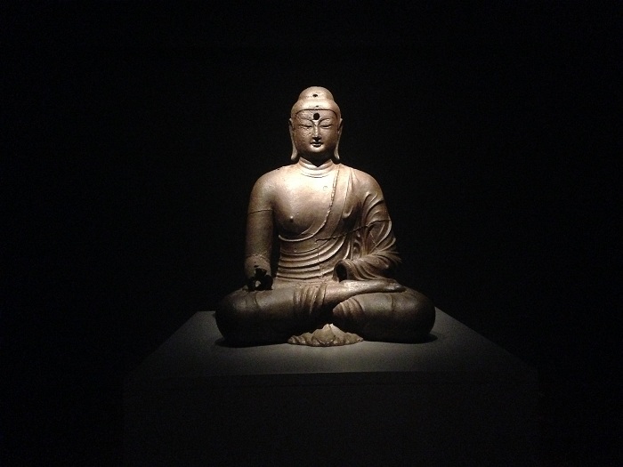 The Iron Buddha from Bowonsa Temple is one of the most significant and representative Buddhist sculptures from the Unified Silla era. The Iron Buddha was on display at a special exhibition at the Metropolitan Museum of Art in the U.S. in 2013. (photo courtesy of the NMK)