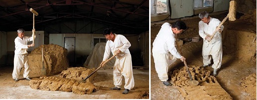 (Left) Mix the clay with the mallets; (right) During this process, the clay gets softer and more dense.