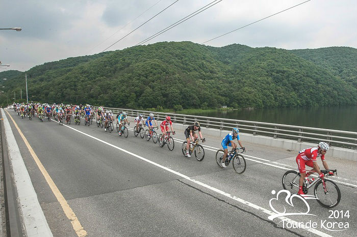 Cyclists participate in the Tour de Korea 2014. (photo courtesy of the Korea Sports Promotion Foundation) 