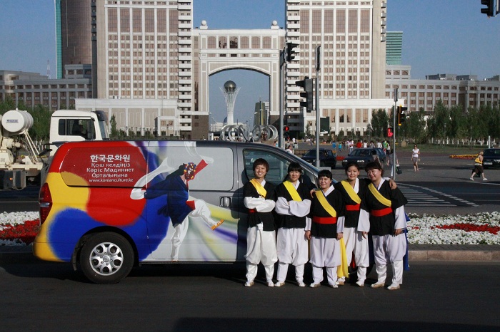 Korea and Central Asia have had many exchanges across a wide range of sectors. Pictured is a traditional Korean dance troupe performing at the Korean Cultural Center in Astana, Kazakhstan. (photo courtesy of the Koren Culture and Information Service)