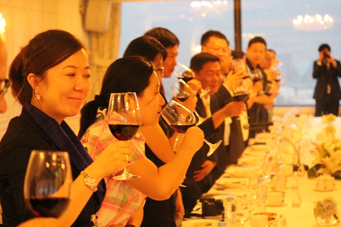 Cultural Attaché Shi Ruilin from the Chinese embassy in Seoul offers a toast (top) and conference attendees from both countries enjoy their drink (bottom). (photo: Wi Tack-whan)