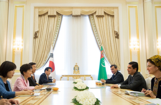 President Park Geun-hye (left) discusses bilateral economic cooperation with her Turkmen counterpart on June 20. (photo: Cheong Wa Dae)