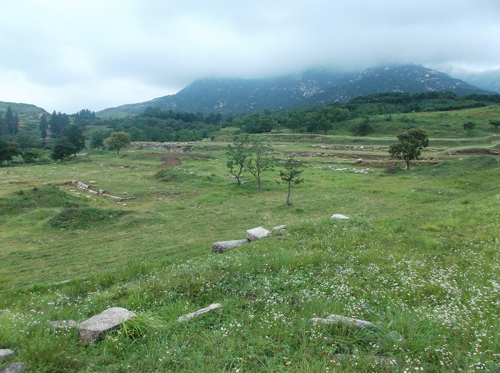 The western parts of the ancient palace grounds will be subject to the re-started archaeological dig. (photo courtesy of the Cultural Heritage Administration)