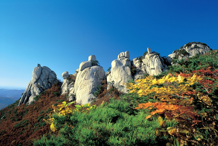 Obong is famous for its five granite peaks.