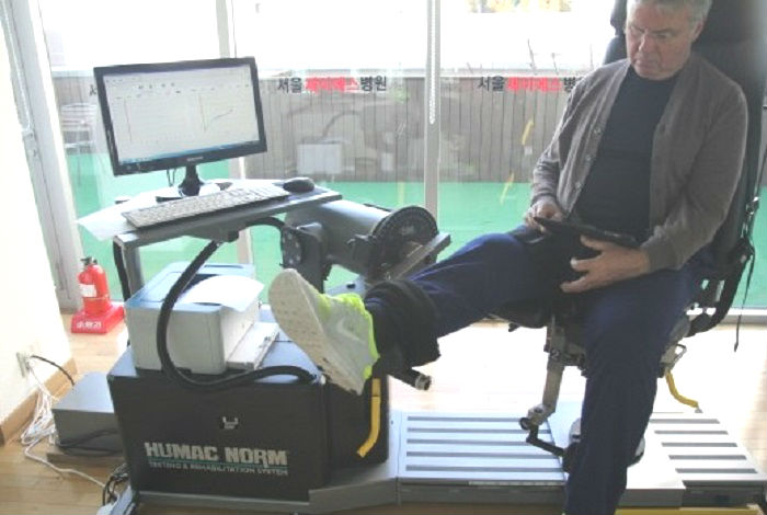 Guus Hiddink, the Dutch soccer coach, receives rehabilitation on his recently treated right knee. (photo courtesy of the Seoul JS Hospital)