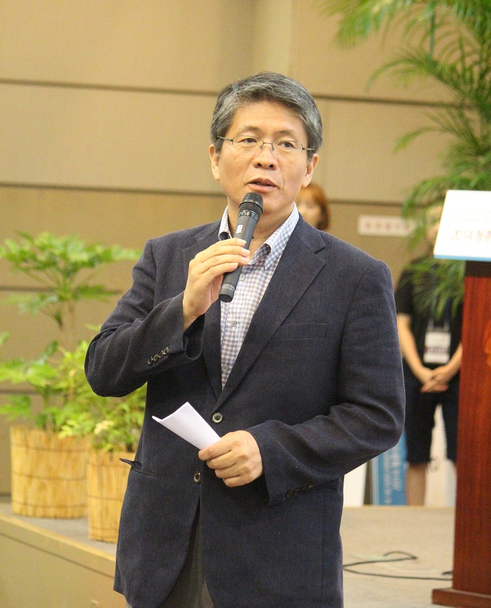 Korean Studies Professor Choi Joonsik from Ewha Womans University, one of the guidance advisors at the competition, explains the results. (photo: Wi Tack-whan) 