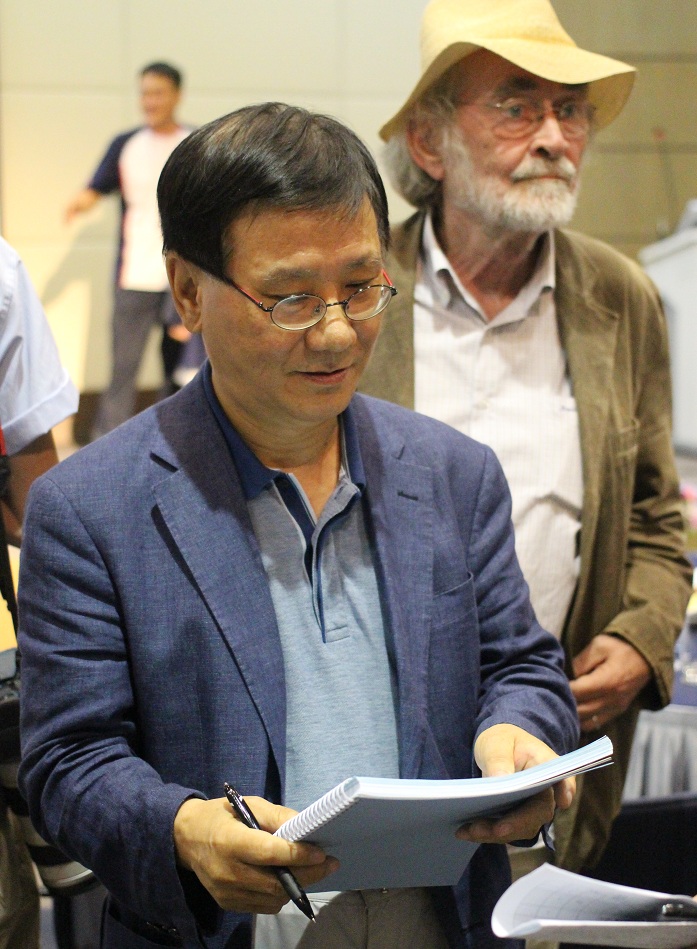 Chair Professor Lee Wonbok of Duksung Womans University, also one of the guidance advisors, evaluates the results. (photo: Wi Tack-whan) 