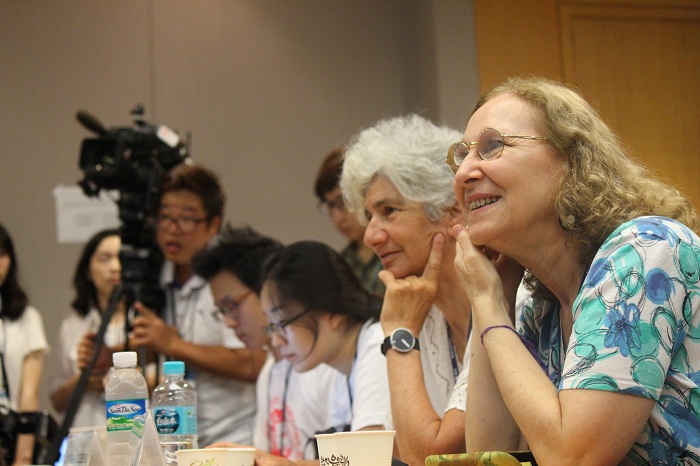 Visitors enjoy listening to answers from the prize winning mathematicians. (photo: Wi Tack-whan) 