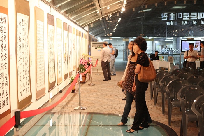 Gyeongbokgung Station houses an art gallery.