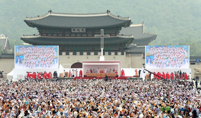Pope Francis conducted the beatification ceremony of Paul Yun Ji-chung and his 123 companions on August 16 at Gwanghwamun Square.