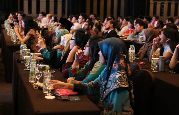Participants listen to the stories of Alexander Lee.