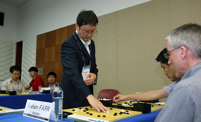 Yoo Chang-hyuk, with a 9-dan ranking, plays Go in one of the one-to-many games.