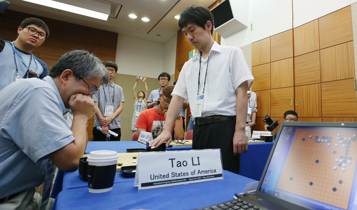 Go player Lee Chang-ho (right) participates in the one-to-many games.
