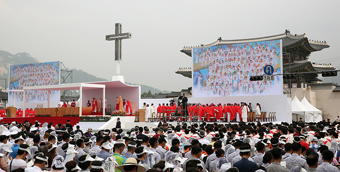 The beatification ceremony for the 124 martyrs took place on August 16 at Gwanghwamun Square in central Seoul.