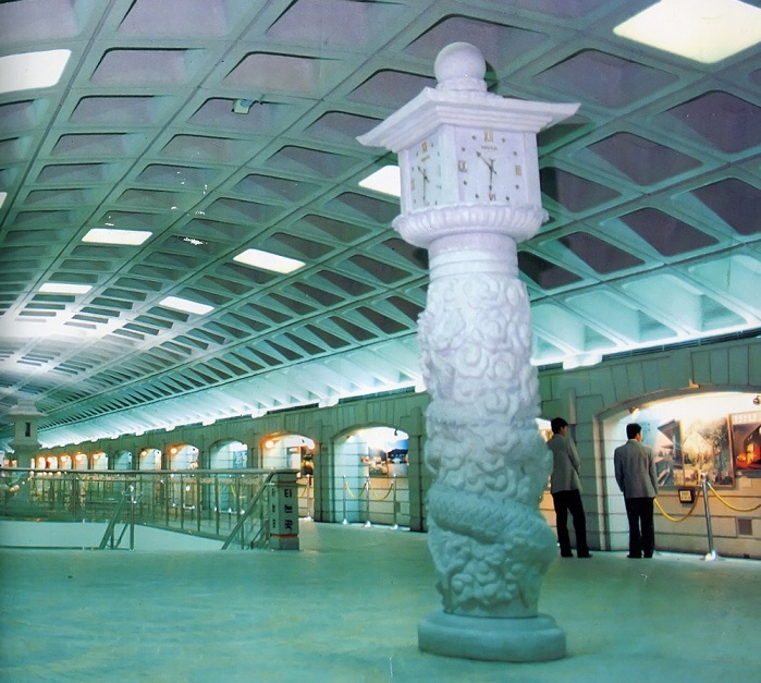 Visitors appreciate art works displayed at the basement gallery in Gyeongbokgung Station. (photo courtesy of Seoul Metro)