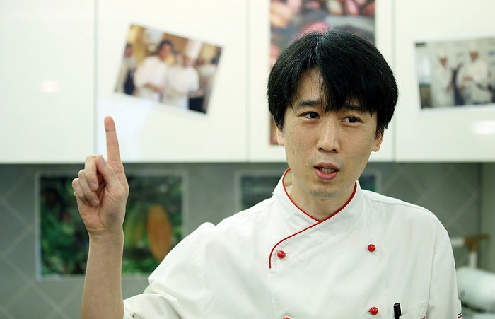 Chocolatier Hong Gyoung-chun explains the importance of the 'tempering' process, a necessary step to produce chocolate.