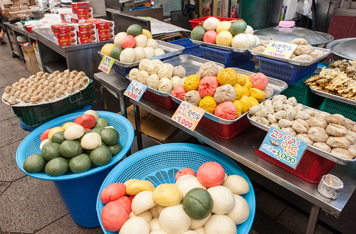 Pictured are delicacies offered in the Sinpo International Market. (From above) Sweet and sour chicken, dumplings, steamed buns with a red bean paste filing. (photos courtesy of the Korea Tourism Organization) 