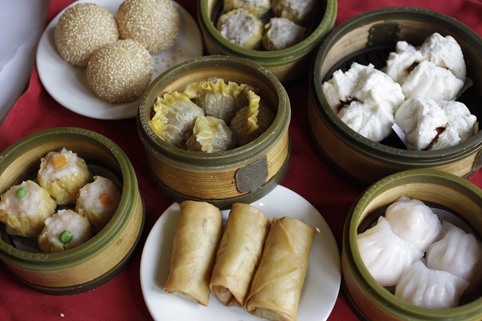 China Town is packed with restaurants that serve <i>jjajangmyeon</i> (photo 2), seafood <i>jjambbong</i> (3) and various kinds of dim sum. (photos 1,2,3: Korea Tourism Organization, 4: Yonhap News)