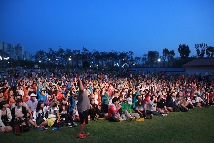 Around 150 comedians who came to Busan for the festival share a laugh and have fun with the 4,000 viewers gathered around the outdoor stages.