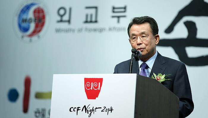 Former Prime Minister Han Seungsoo asks participants to work as channels of communication.