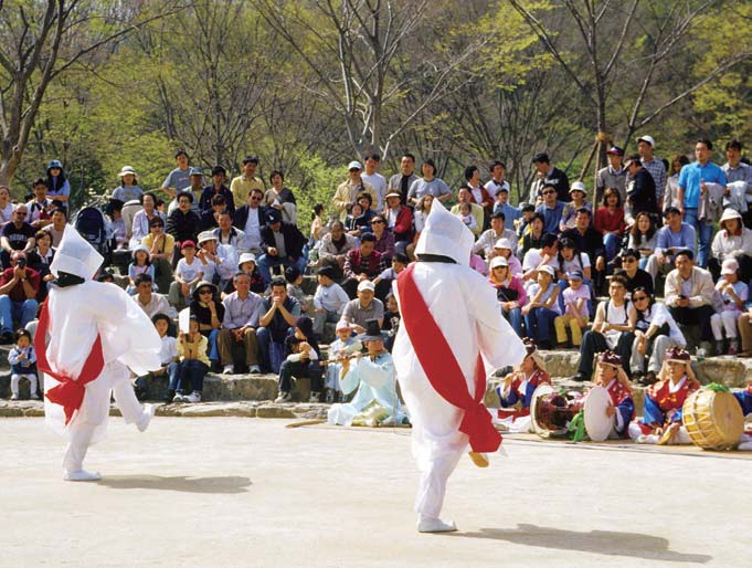 The Gangnyeong mask dance. 