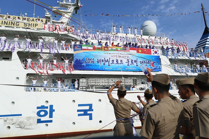 The Korea Maritime Silk Road Expedition is about to start its historic journey in Pohang, North Gyeongsang Province, on September 16. Students of the Korea Maritime and Ocean University wave as they see off the ocean-bound Silk Road adventurers.