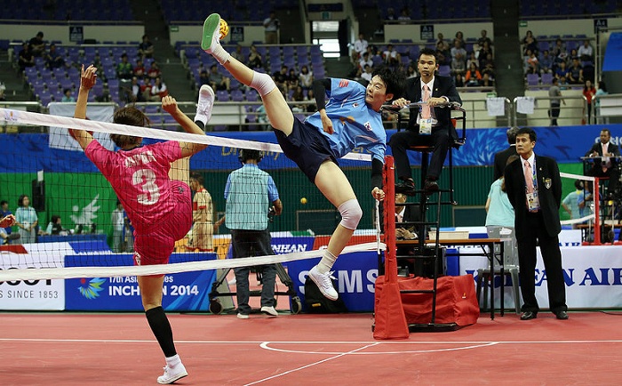 Korea and Japan compete in a preliminary match of the sepaktakraw women's doubles competition at the Bucheon Gymnasium on September 20. (photo: Jeon Han)