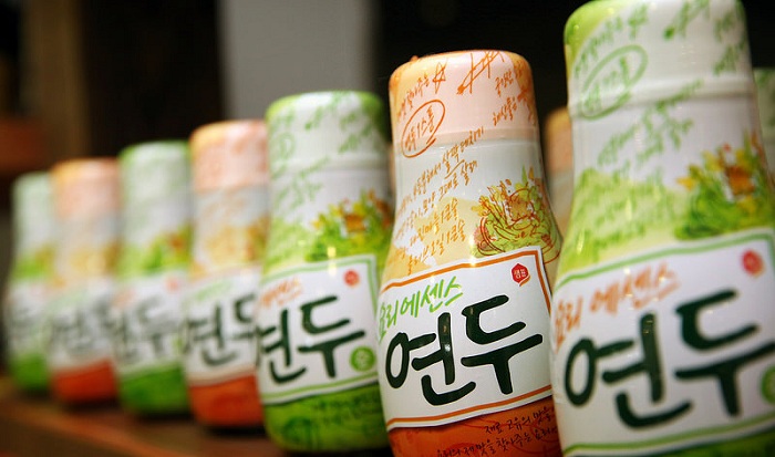 Sempio's soy sauce-based barbeque sauce (top) and the soy bean-based seasoning Yondu (bottom) are leading the globalization of fermented condiments.