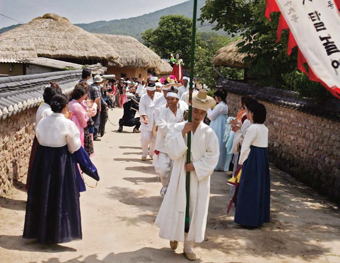 Musicians and clowns participate in the pre-show parade for the Hahoe shamanic mask dance. 