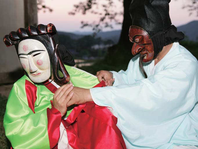 A scene from the bridal chamber episode of the Hahoe shamanic mask dance. 