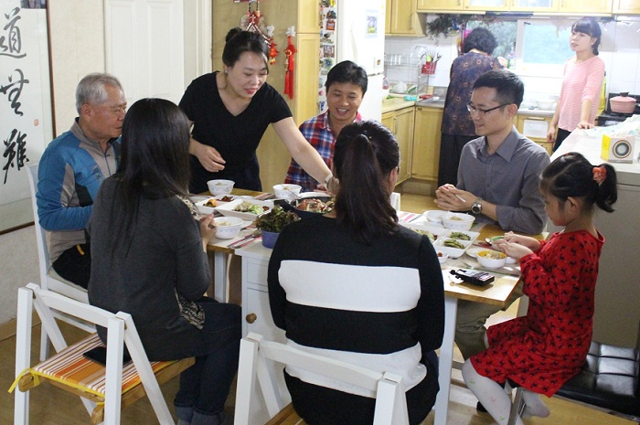 Tourists visit a three-generation Korean home to enjoy lunch together. (photos courtesy of the Korea Tourism Organization)