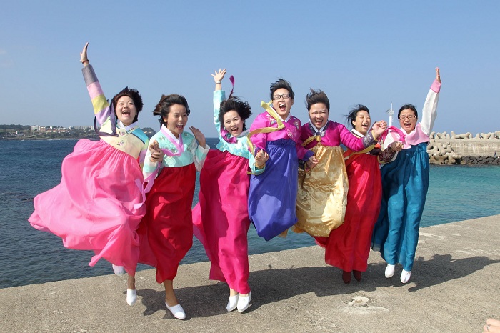 Tourists pose for a group photo in Aewol-eup on Jejudo Island. (photo: Yonhap News)