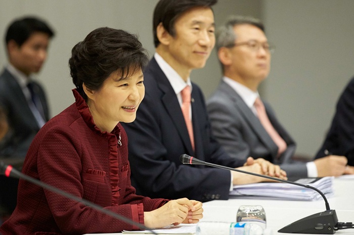President Park Geun-hye met Chinese Premier Li Keqiang on October 16 to discuss the bilateral relationship. (photos: Cheong Wa Dae)