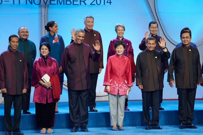 President Park Geun-hye poses for photos with APEC leaders in Beijing on November 10.