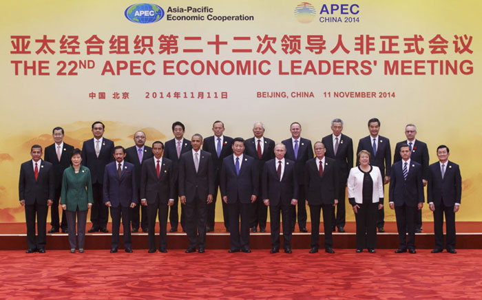 President Park Geun-hye shakes hands with APEC leaders and poses for a photo in Beijing on November 11.