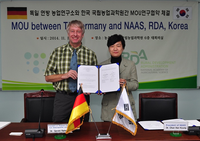 Dr. Chun Hye-Kyung of the NAAS (right) and Dr. Gerold Rahmann of the TI pose for a photograph after signing an MOU to cooperate on organic farming projects between Korea and Germany. (photo courtesy of the NAAS)