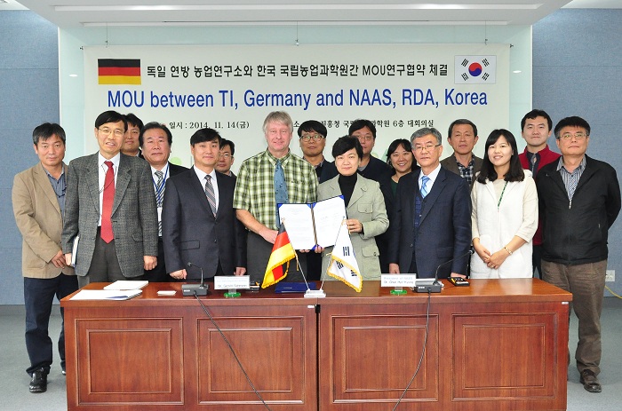 Korea's NAAS and Germany's TI sign an MOU on November 14 agreeing to cooperate on organic farming. (photo courtesy of the NAAS)