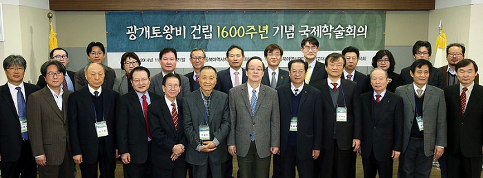 In celebration of the 1,600 years since the erection of the Gwanggaeto memorial stone, scholars from Korea, China and Japan all take part in an academic conference to share their research results.