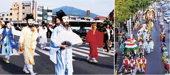 Street parade of the Dongrae Yaryu