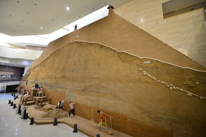 Archaeologists continue to study the <i>Pungnaptoseong</i> earthen barricade from the Baekje Kingdom. (Top) An aerial view of today's <i>Pungnaptoseong</i>. (Bottom) A diorama showing the construction of the fortress.