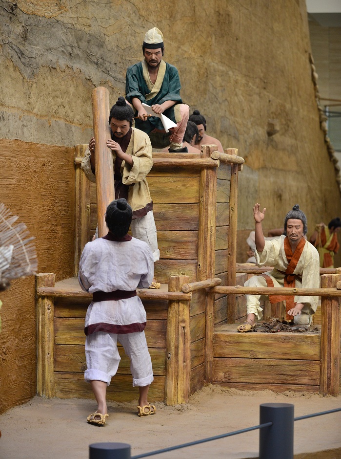 A diorama on display at the Hanseong Baekje Museum shows how the <i>Pungnaptoseong</i> was constructed.